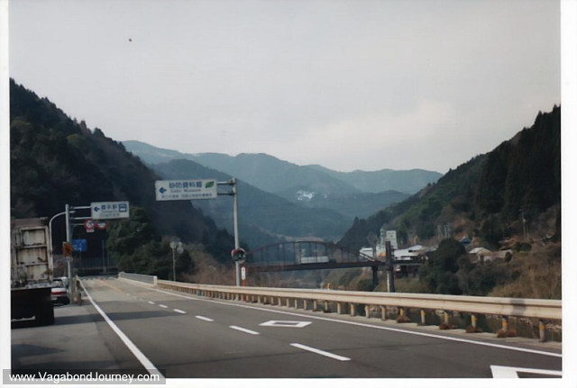 08-2689-hitchhike-japan-highway.jpg