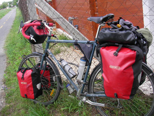http://www.vagabondjourney.com/travelogue/wp-content/uploads/2009/07/bicycle-travel-gear.JPG