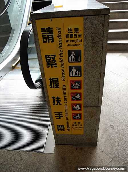 Macau signs in four languages