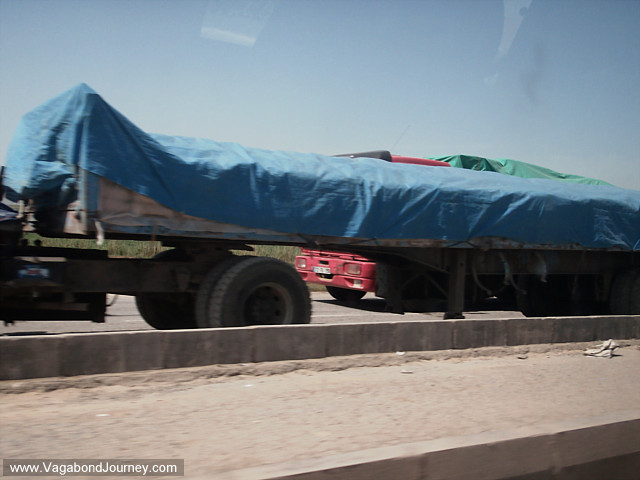 picture of trucks carrying goods across the border from turkey to iraq