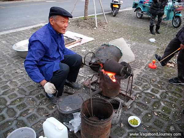 https://www.vagabondjourney.com/travelogue/wp-content/uploads/chinese-pressure-cooker.jpg